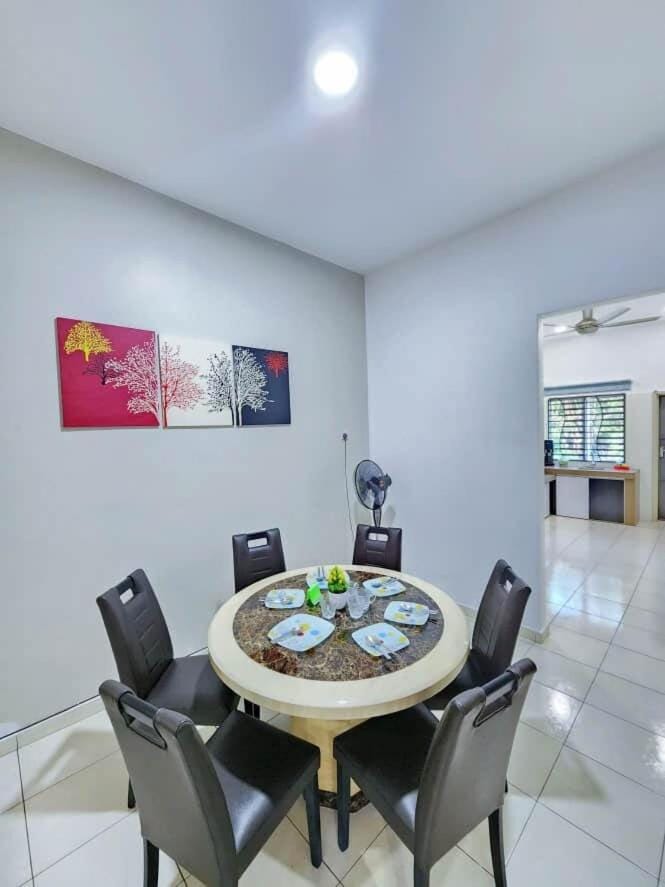 Food and drinks, Seating area, Dining area, Food