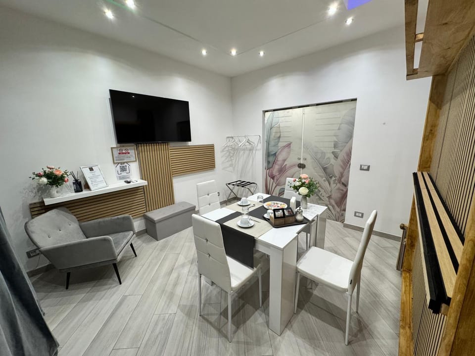Communal lounge/ TV room, Day, TV and multimedia, Living room, Seating area, Dining area, Breakfast, Breakfast