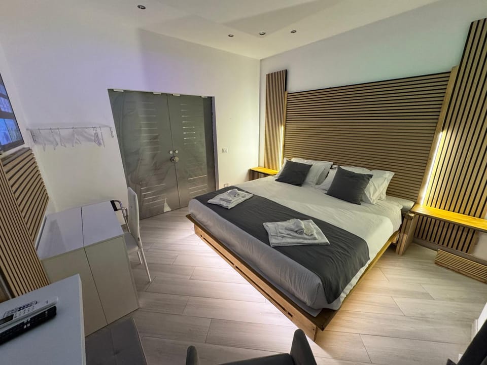 Communal lounge/ TV room, Bed, TV and multimedia, Photo of the whole room, Bedroom, towels, wardrobe, air conditioner, air conditioner