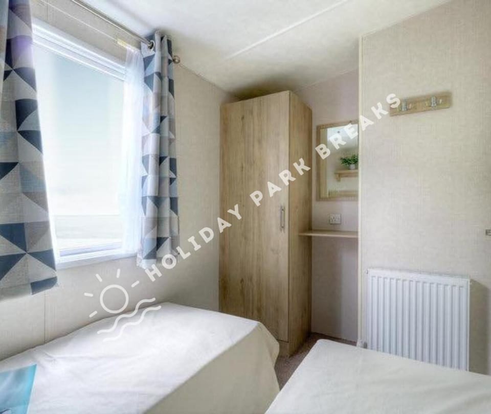 Ashby's a Spacious 2 bedroom on West Sands, Seal Bay House in Selsey