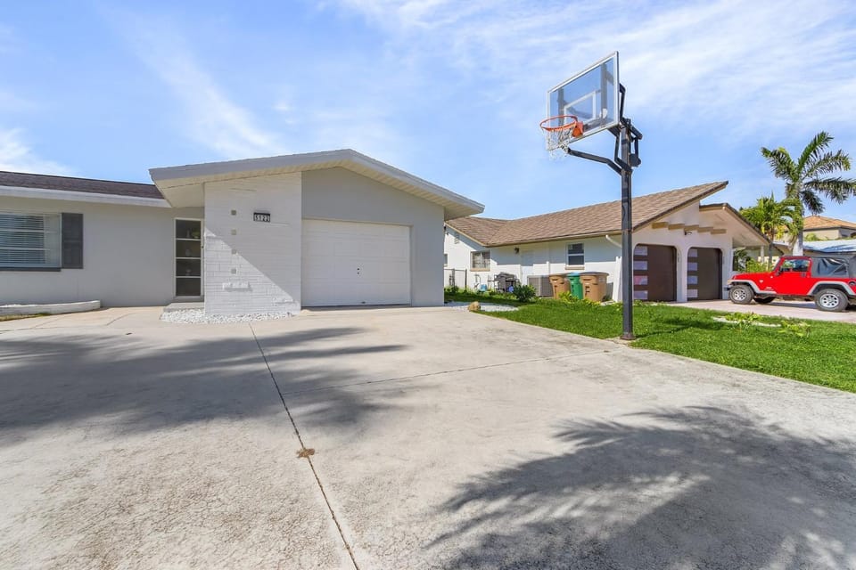 Gulf Access, Heated Pool, Dock, Lanai -Sunset Coast Bungalow - Roelens House in Cape Coral