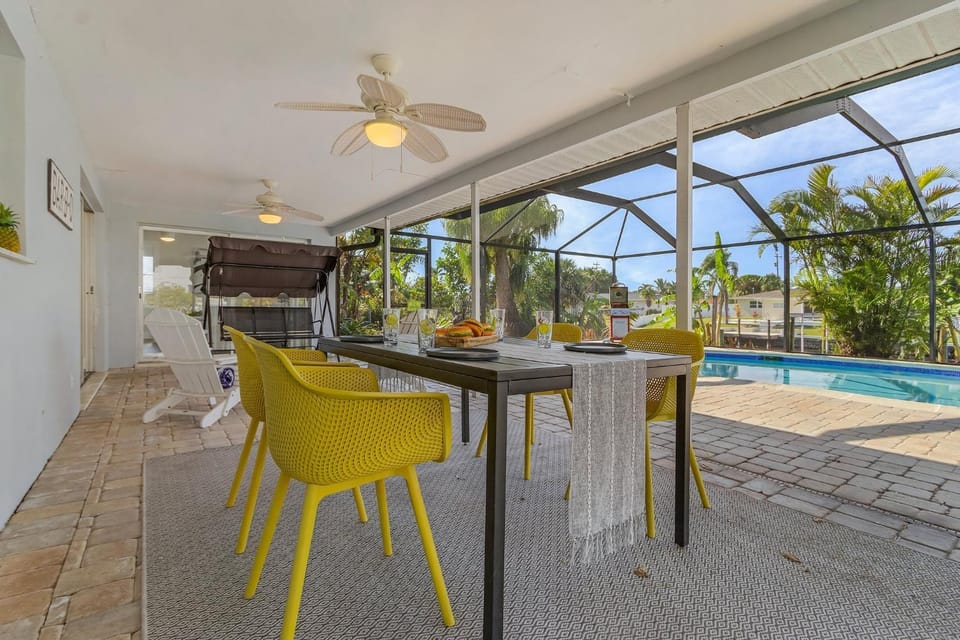 Gulf Access, Heated Pool, Dock, Lanai -Sunset Coast Bungalow - Roelens House in Cape Coral
