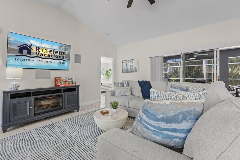 Heated Pool, Hot Tub, Grill, Lanai Dining & More - Villa Simply Blessed - Roelens House in Cape Coral