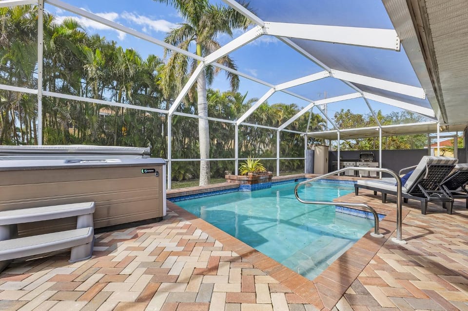 Heated Pool, Hot Tub, Grill, Lanai Dining & More - Villa Simply Blessed - Roelens House in Cape Coral
