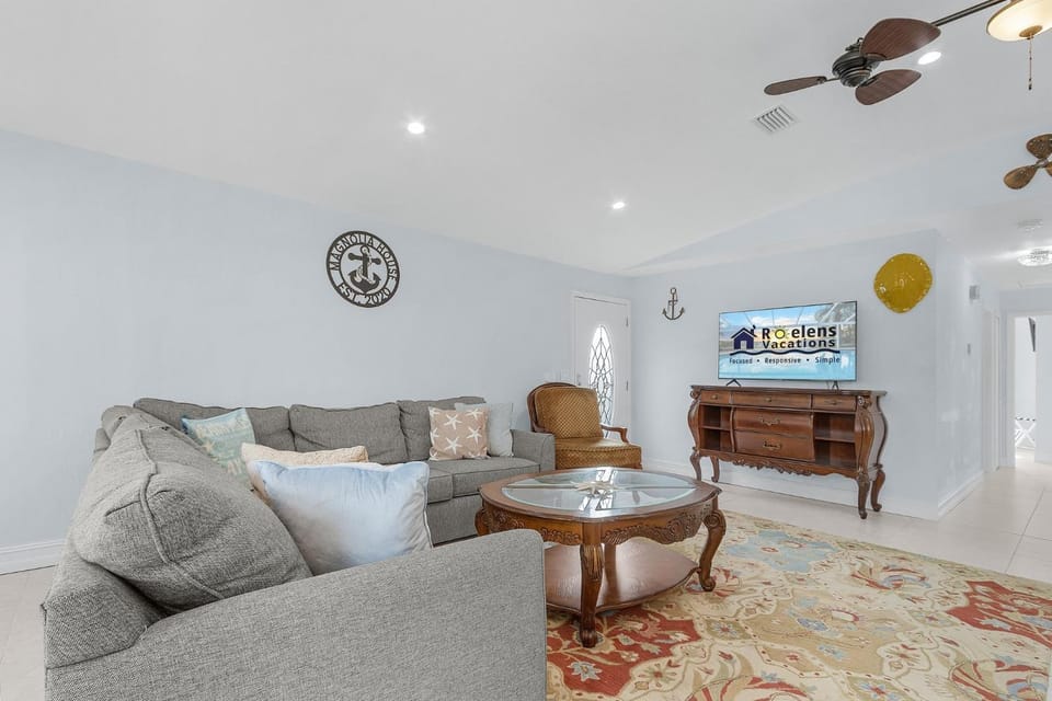 Close to Beach! Game Room, Heated Pool, Outdoor Shower -Jade Bay - Roelens House in Estero Island