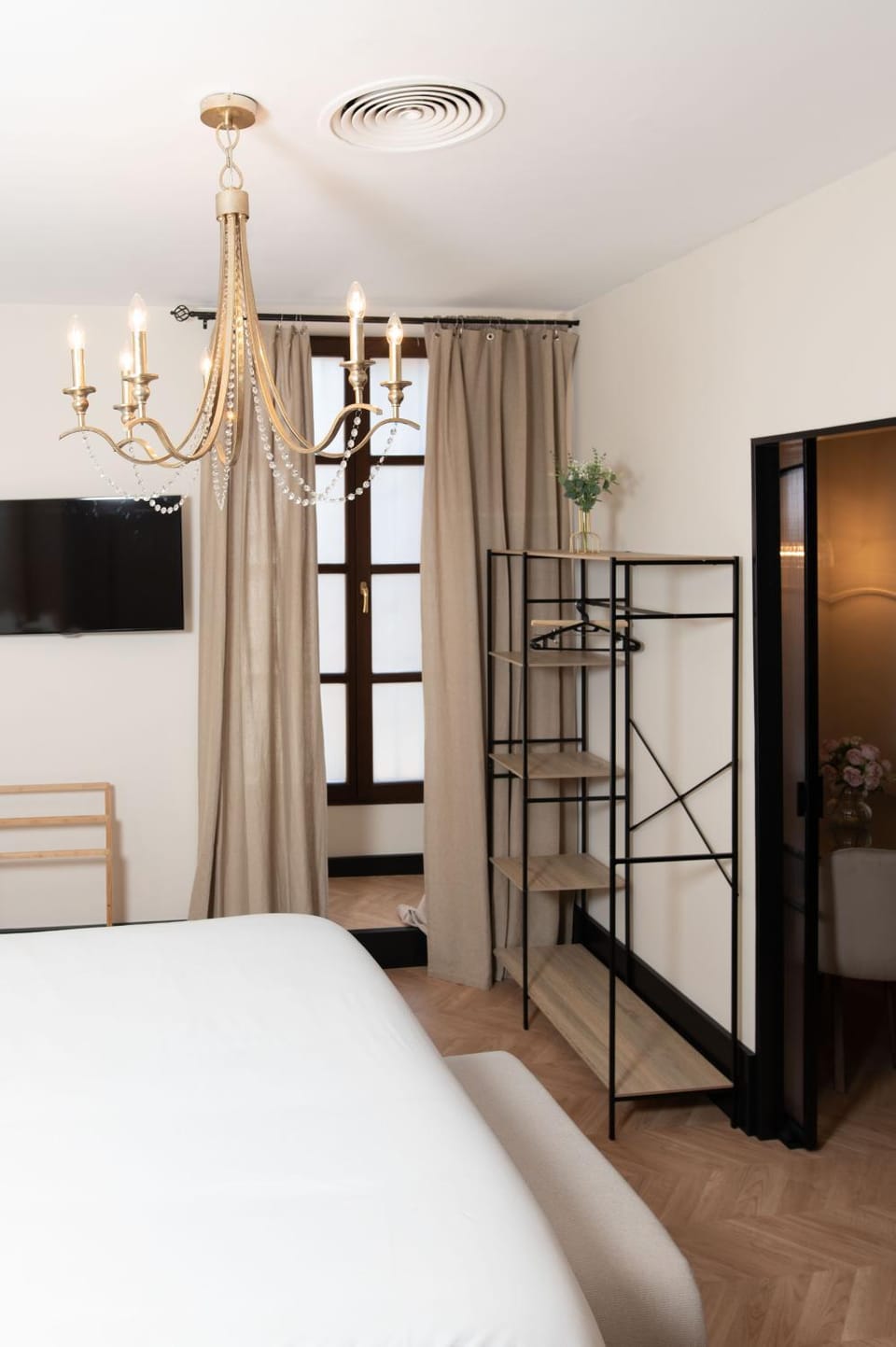 Bed, Photo of the whole room