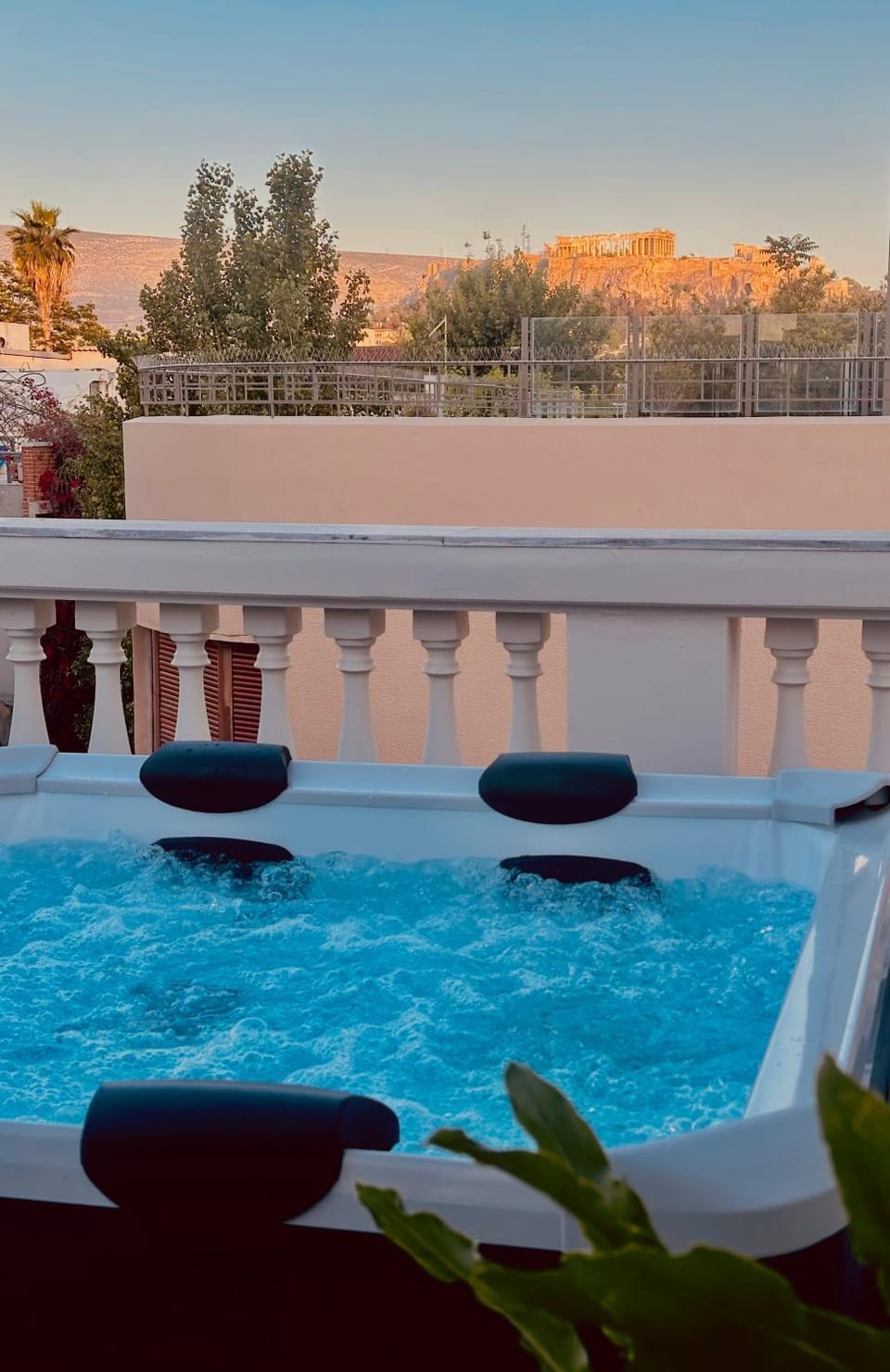 Property building, Nearby landmark, Natural landscape, Hot Tub, Landmark view, Swimming pool