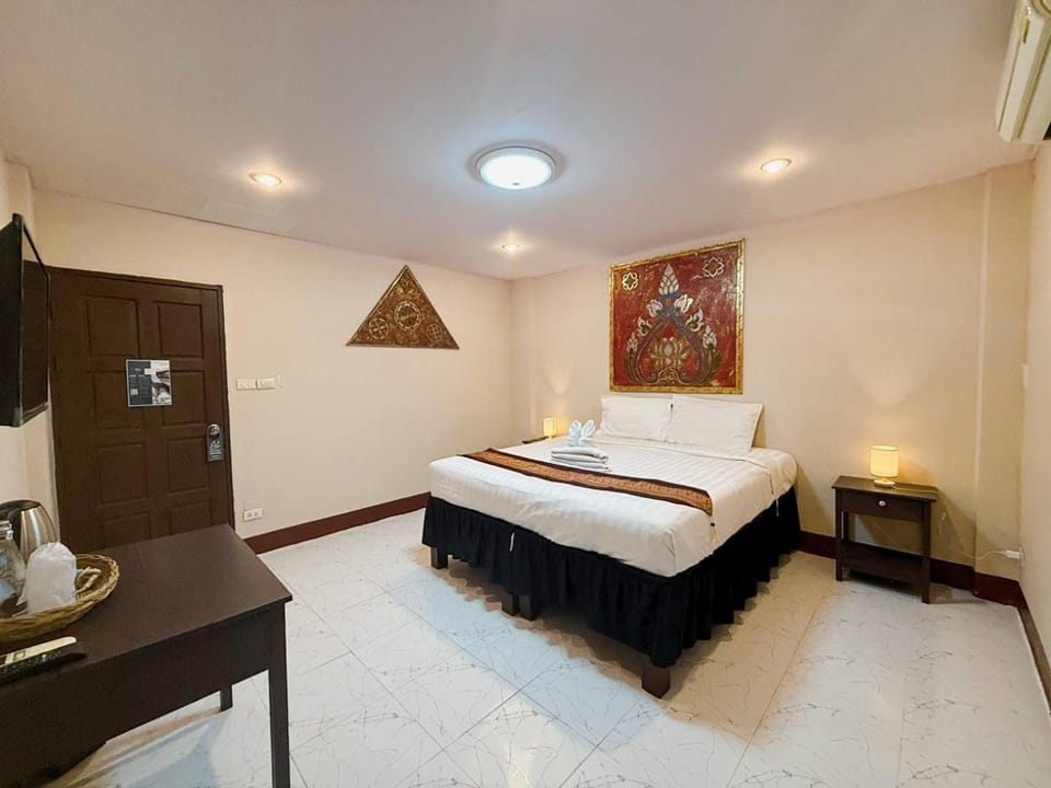 Photo of the whole room, Bedroom