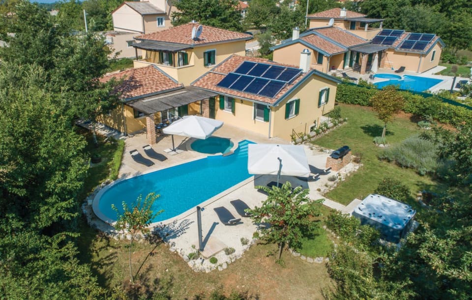 Bird's eye view, Pool view