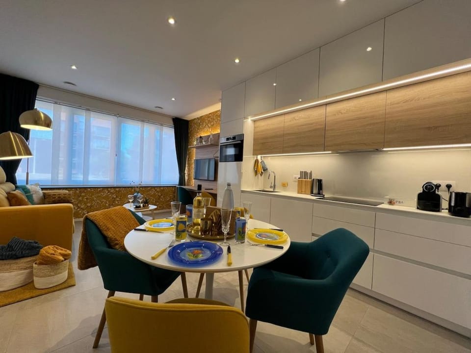 Coffee/tea facilities, Kitchen or kitchenette, Living room, Food and drinks, Seating area, Dining area, Food, toaster