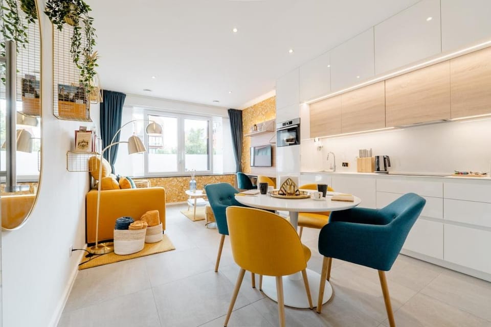 Coffee/tea facilities, Kitchen or kitchenette, Living room, Food and drinks, Seating area, Dining area, Food, oven, pet friendly, toaster