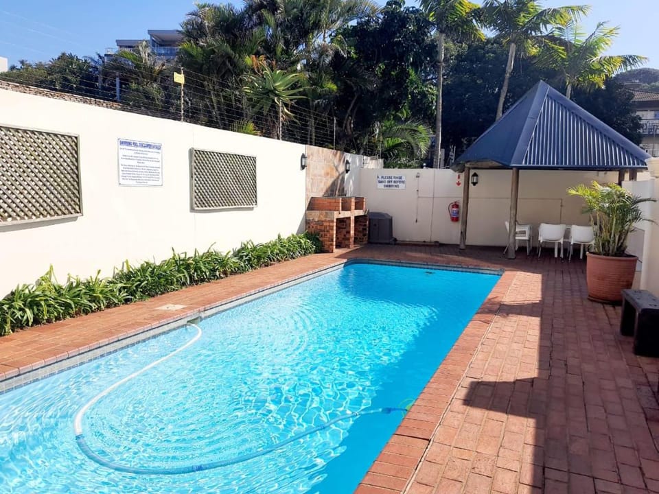 Shower, Property building, Day, Natural landscape, Summer, BBQ facilities, BBQ facilities, Garden, Seating area, Dining area, Pool view, Area and facilities, Swimming pool, Sunset, young children, Family, sunbed