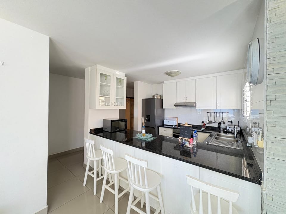 Facade/entrance, Coffee/tea facilities, Kitchen or kitchenette, Seating area, dishwasher, microwave, oven, stove, toaster, washing machine, kitchen, air conditioner