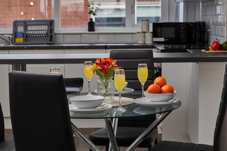 City Centre - Corporate & Family Stays - Parking, WiFi & Workspace Apartment in Leeds