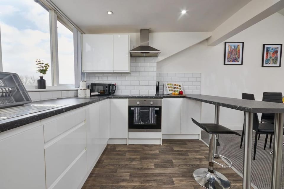 City Centre - Corporate & Family Stays - Parking, WiFi & Workspace Apartment in Leeds