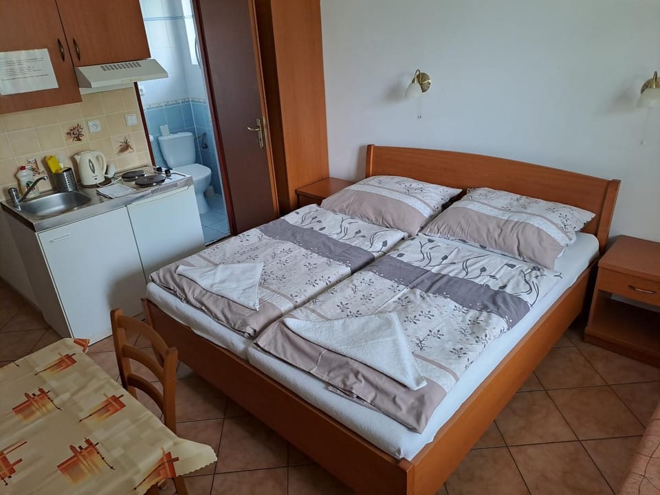 Kitchen or kitchenette, Photo of the whole room, Bedroom, towels