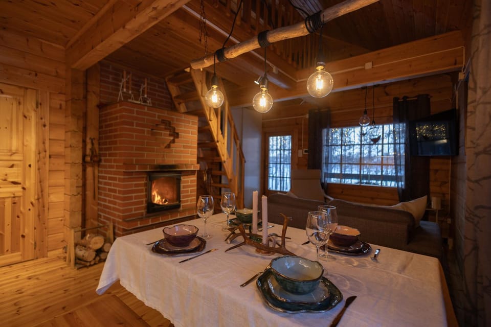 Dining area, fireplace