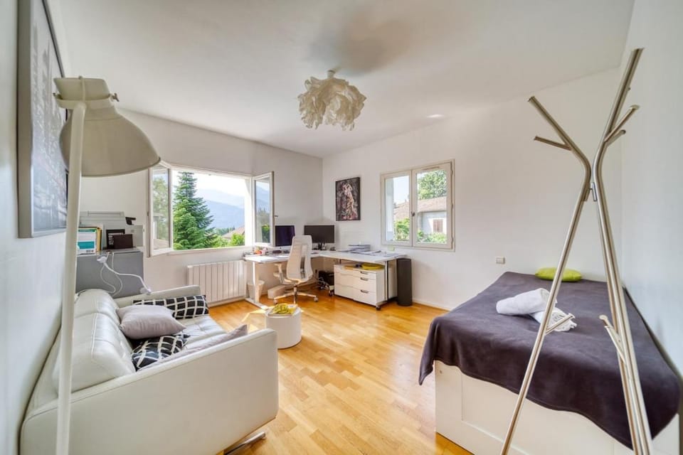 Villa Piscine Eau Salée avec jeux multiples Villa in Auvergne-Rhône-Alpes