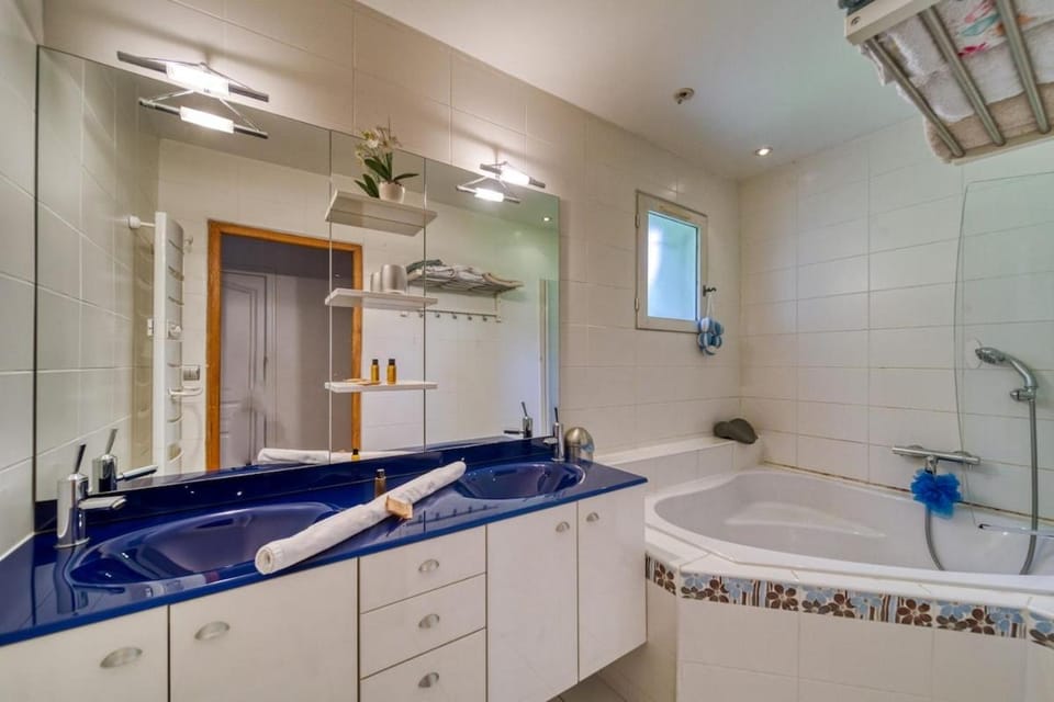 Villa Piscine Eau Salée avec jeux multiples Villa in Auvergne-Rhône-Alpes