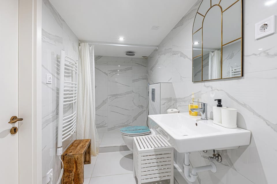 Shower, Bathroom, towels