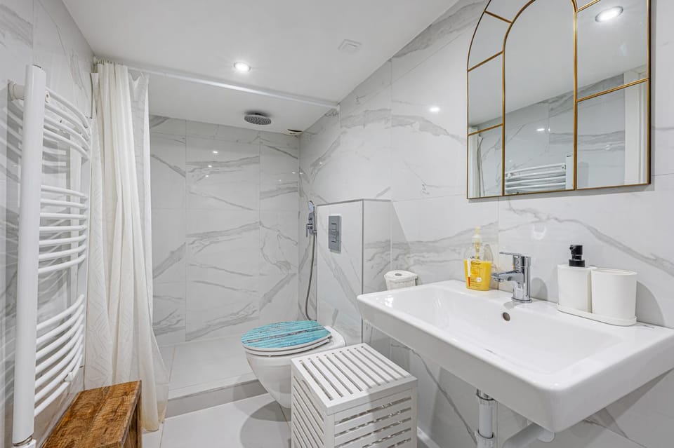 Shower, Bathroom, towels