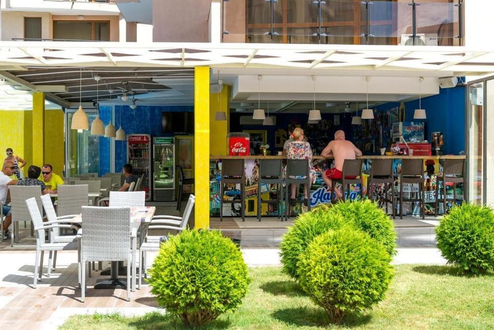 Restaurant/places to eat, People