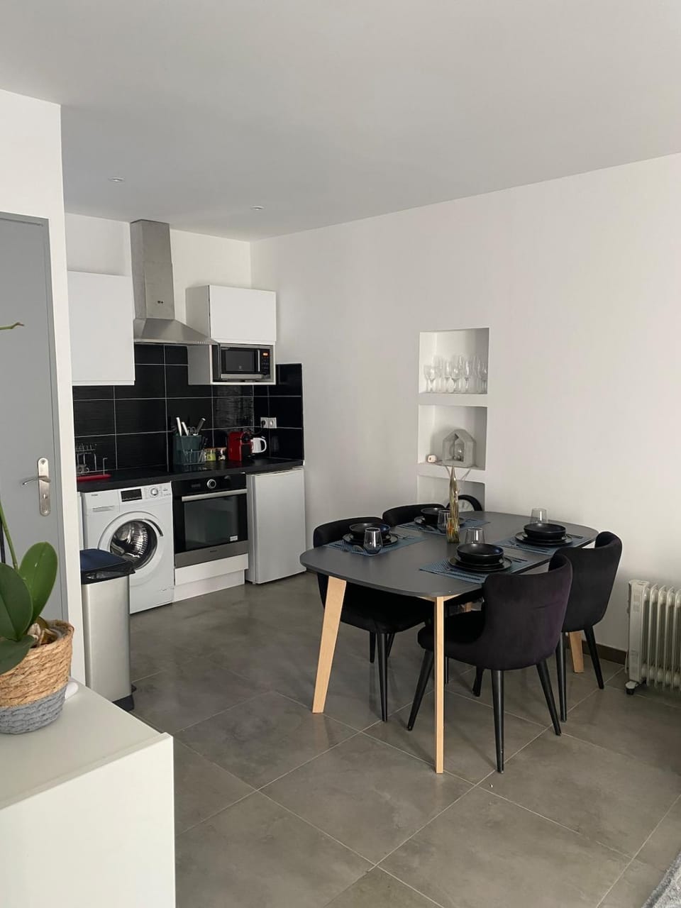 Kitchen or kitchenette, Dining area