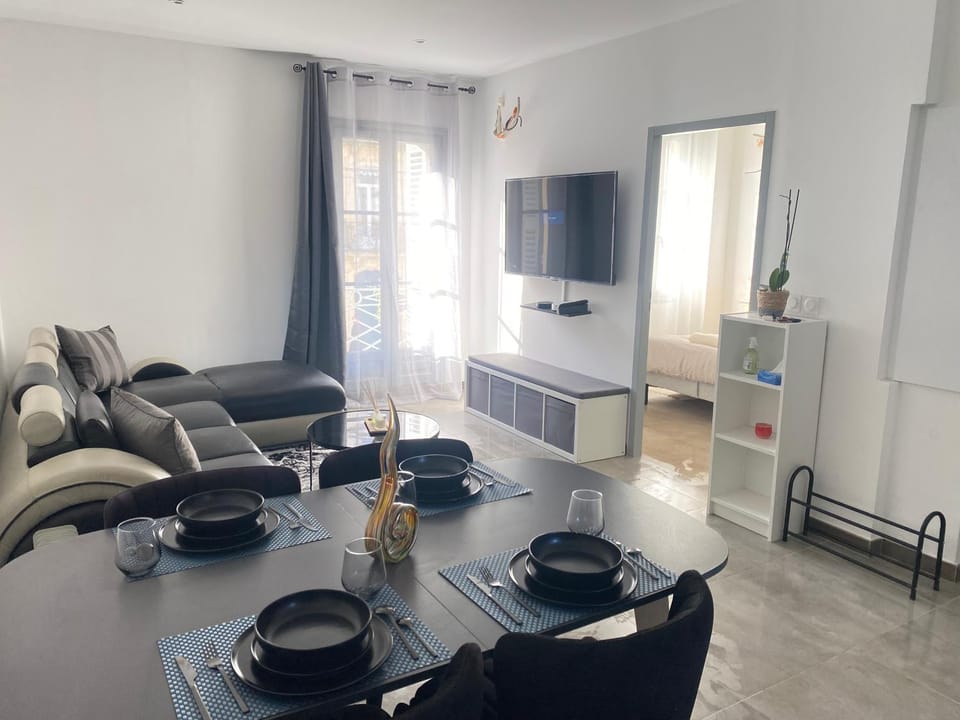 TV and multimedia, Living room, Dining area