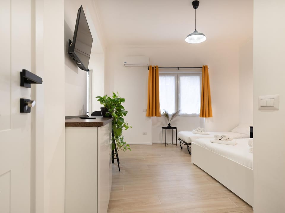 Bed, TV and multimedia, Photo of the whole room, Bedroom, towels