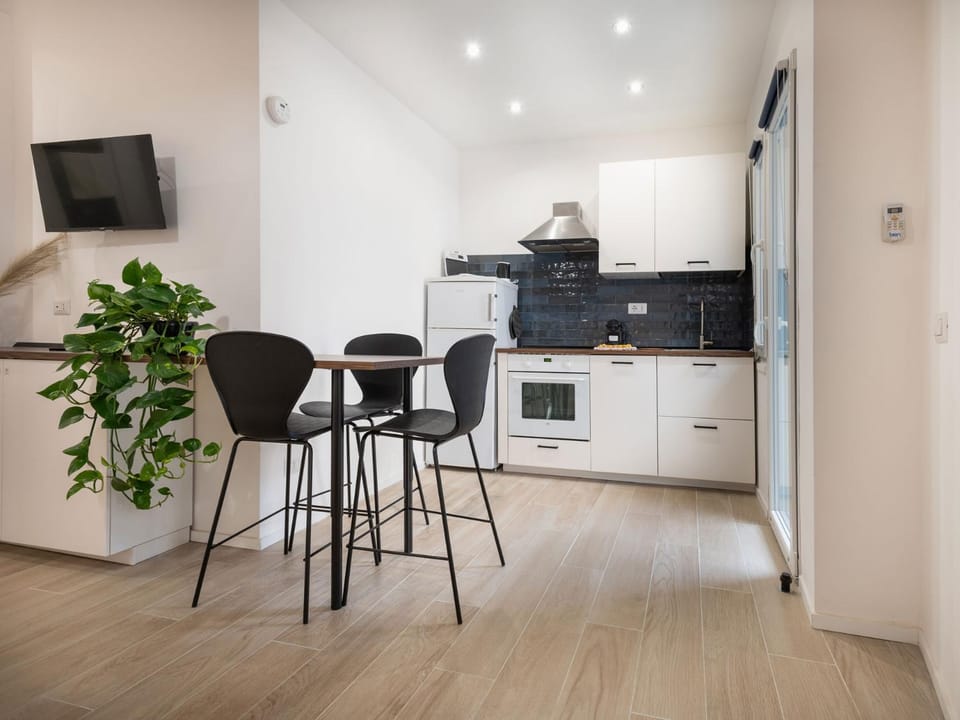 TV and multimedia, Kitchen or kitchenette, Dining area, dishwasher, oven, toaster