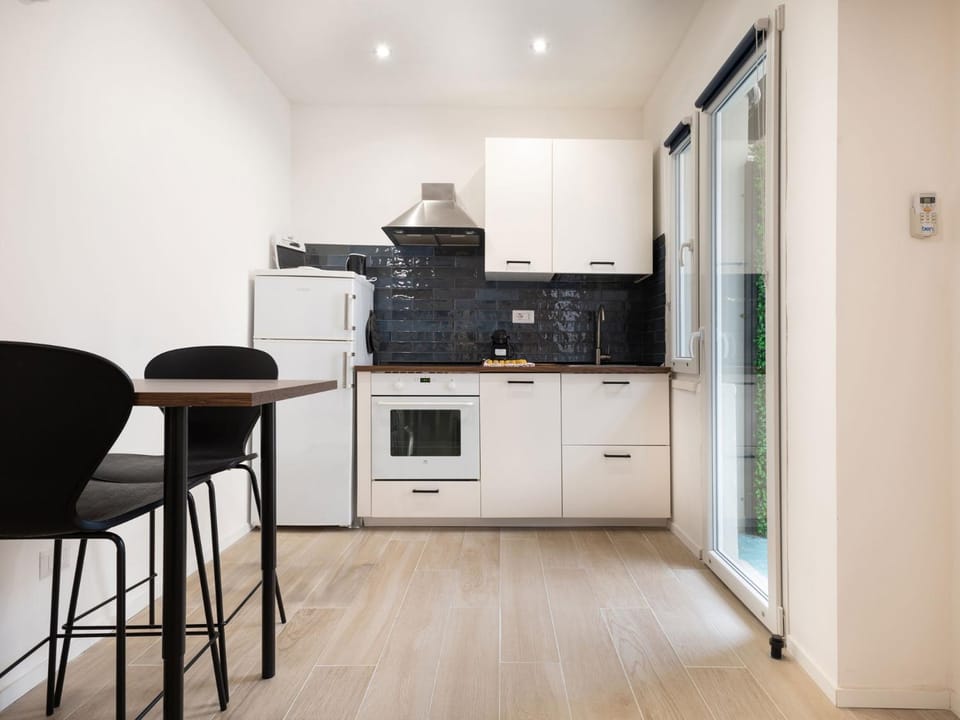 Kitchen or kitchenette, Dining area, dishwasher, oven, toaster
