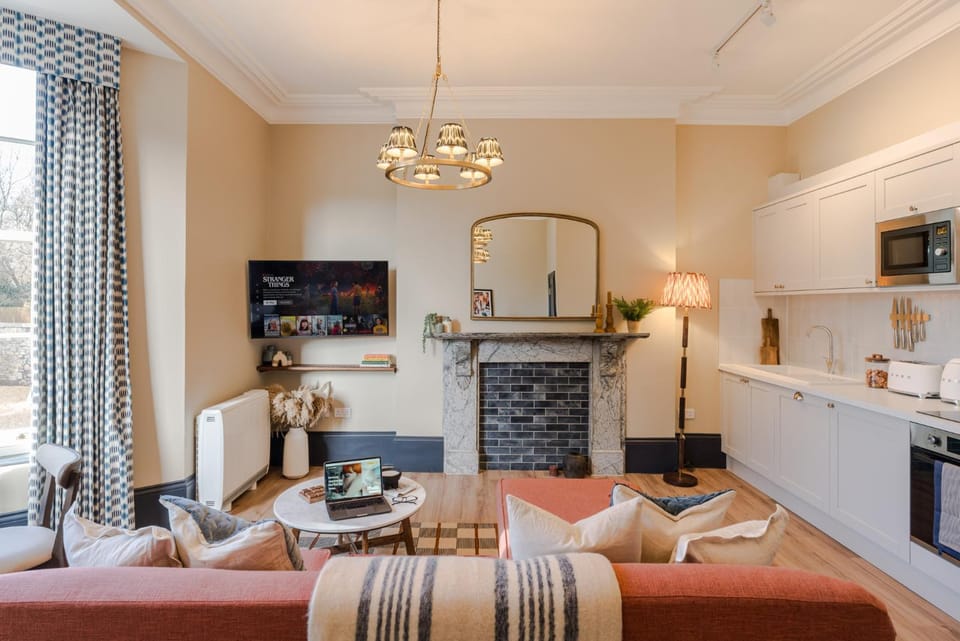 TV and multimedia, Kitchen or kitchenette, Living room, Seating area