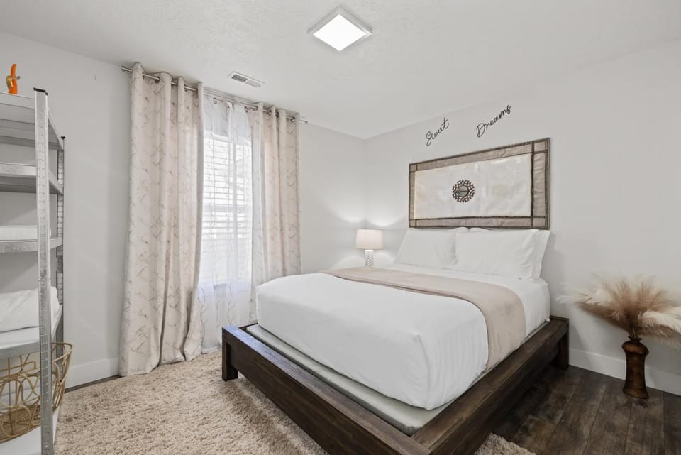 Photo of the whole room, Bedroom