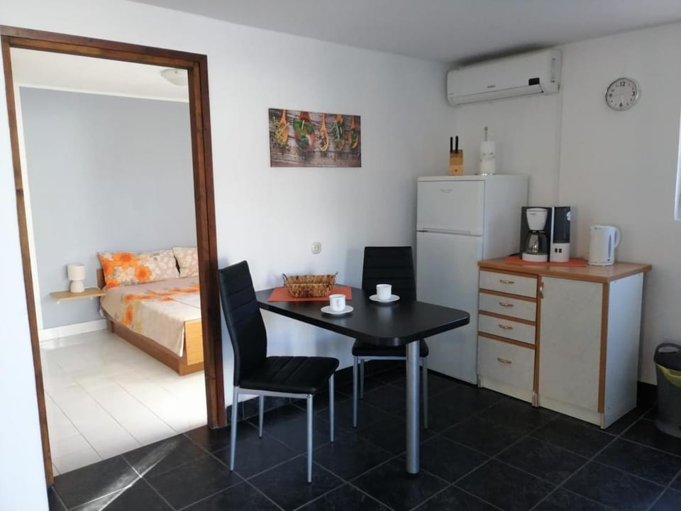 Kitchen or kitchenette, air conditioner