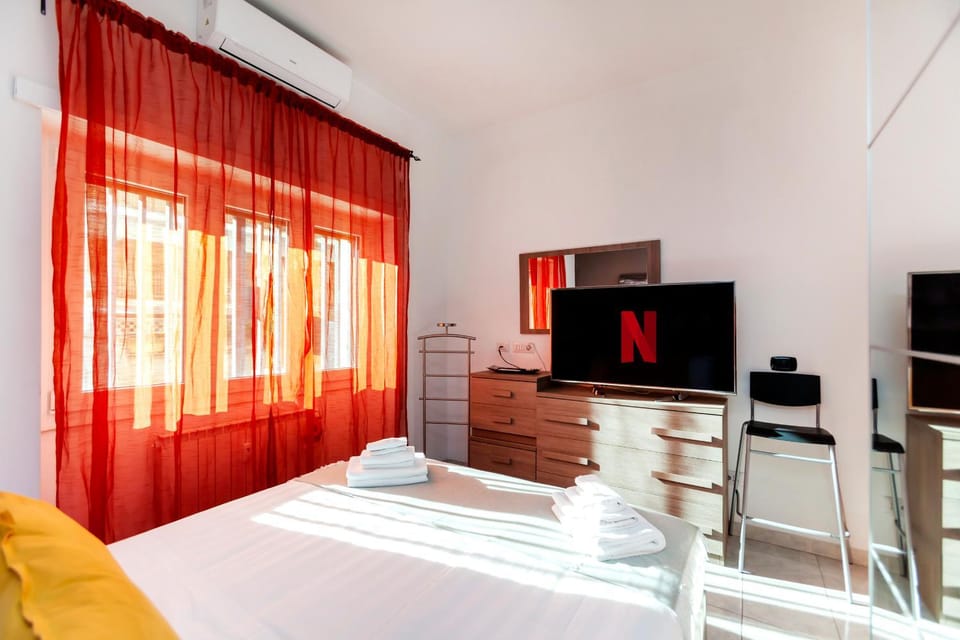 Bed, TV and multimedia, Photo of the whole room, Evening entertainment, Bedroom