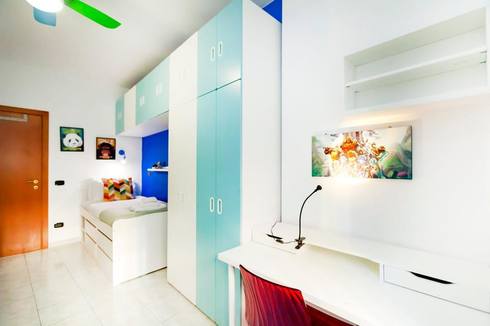 Bed, Seating area, Bedroom