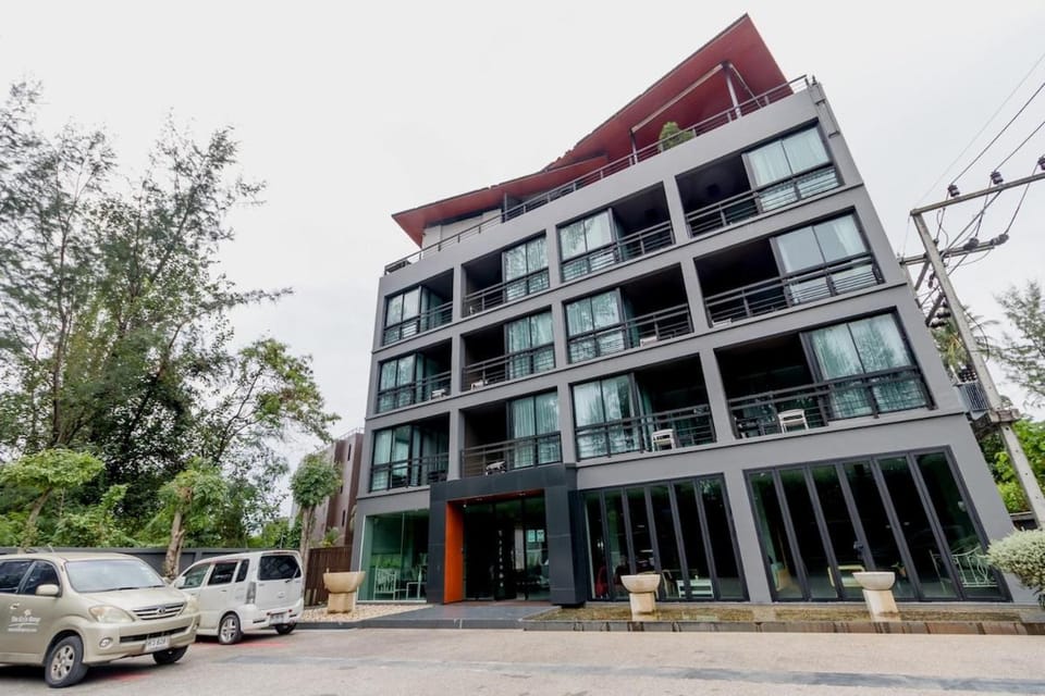 Property building, Neighbourhood, Location