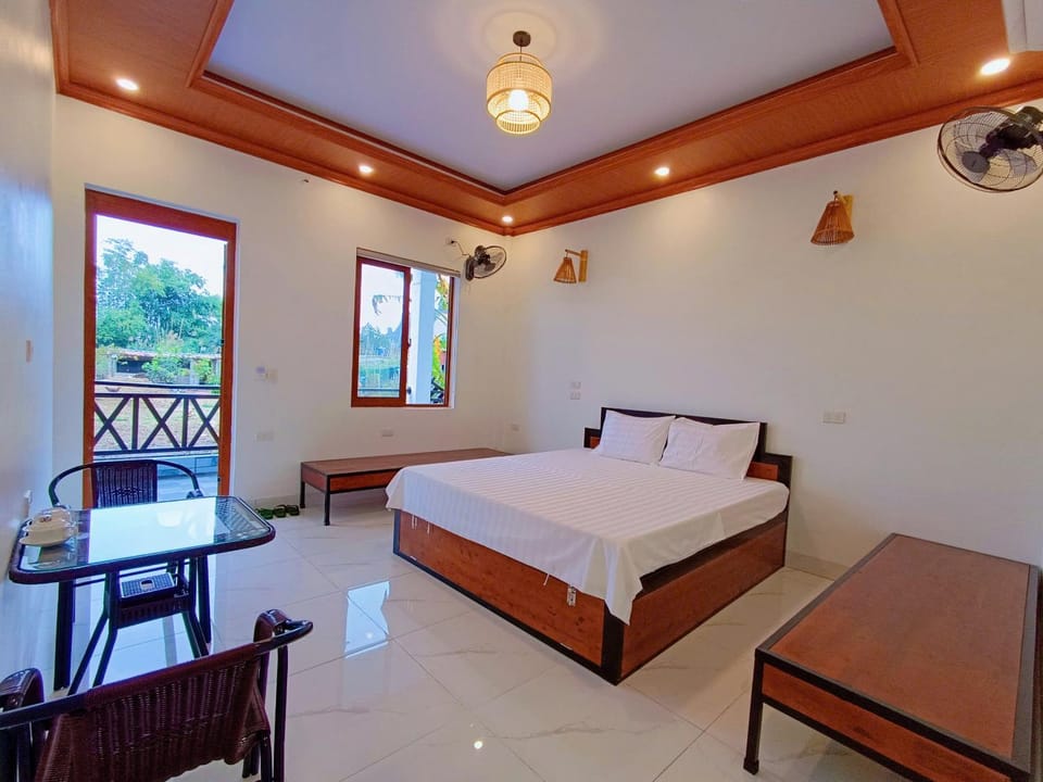 Bed, Photo of the whole room, Seating area, Dining area, Bedroom