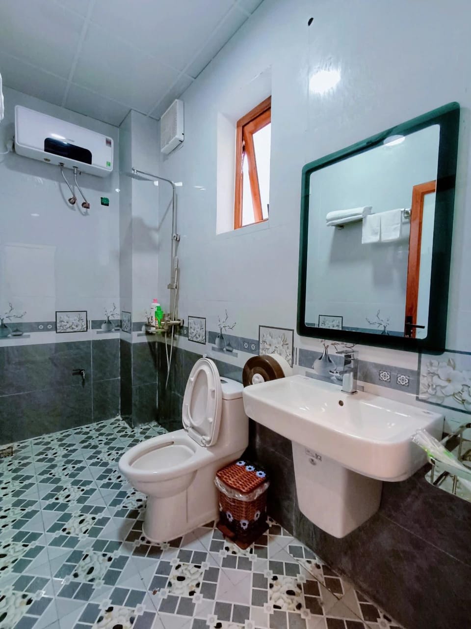 Shower, Toilet, Bathroom, Bath, bidet, towels