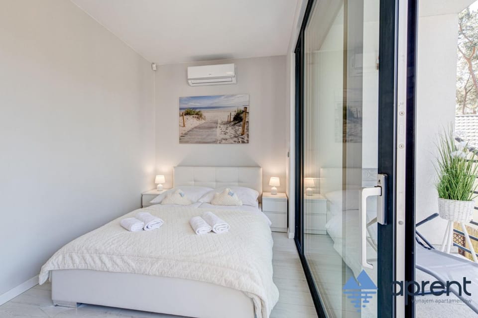 Bed, Photo of the whole room, Bedroom, towels, air conditioner