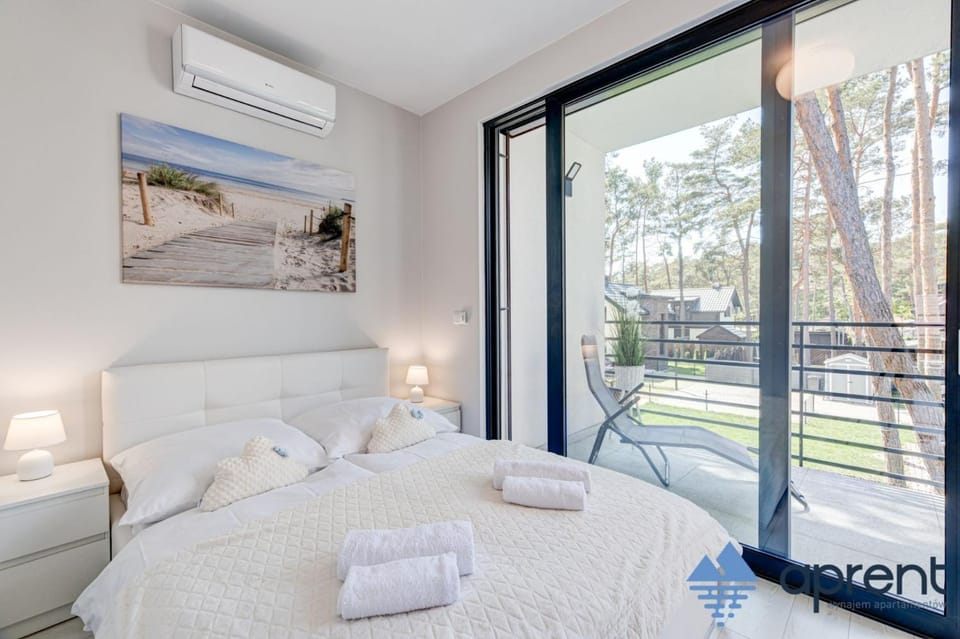 Bed, Balcony/Terrace, Photo of the whole room, Bedroom, towels, air conditioner