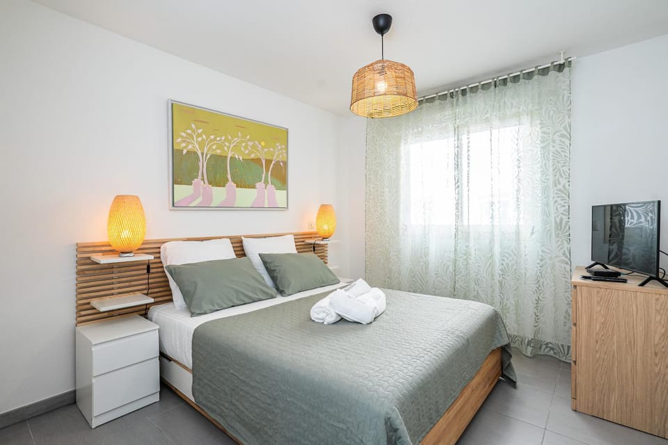 Bed, TV and multimedia, Bedroom