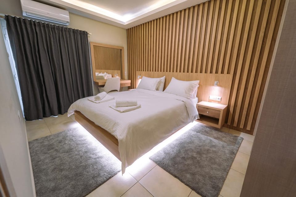 Bed, Photo of the whole room, Bedroom, towels, air conditioner