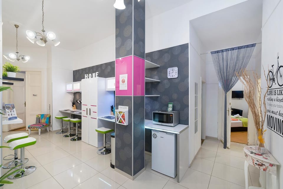 Kitchen or kitchenette, Communal kitchen