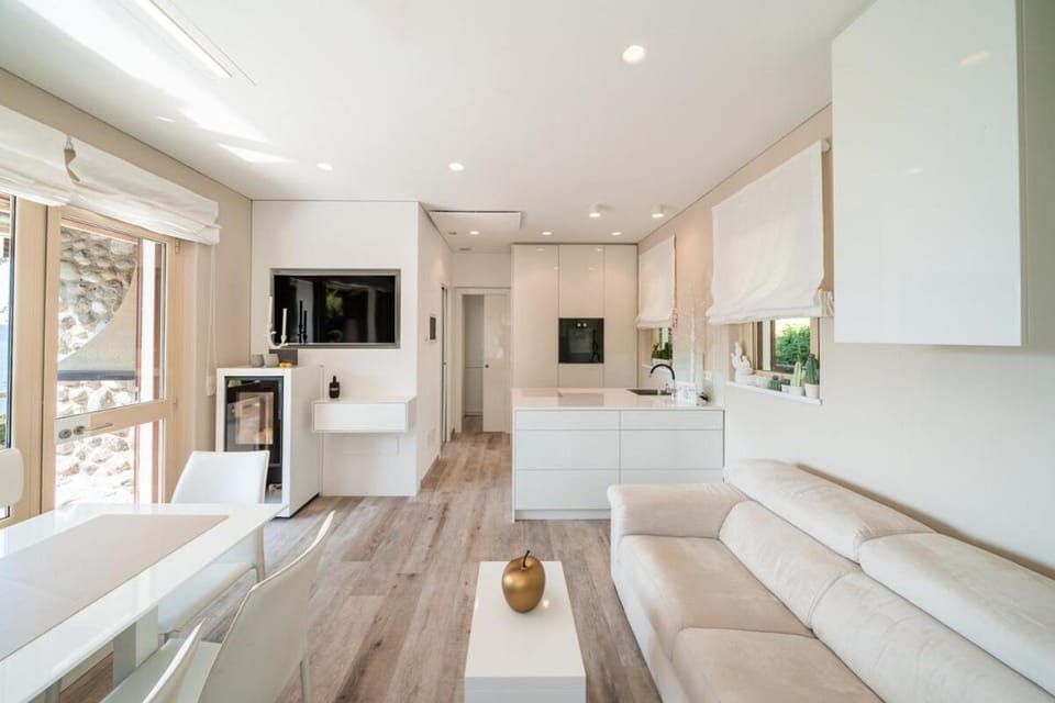 TV and multimedia, Kitchen or kitchenette, Living room, Seating area