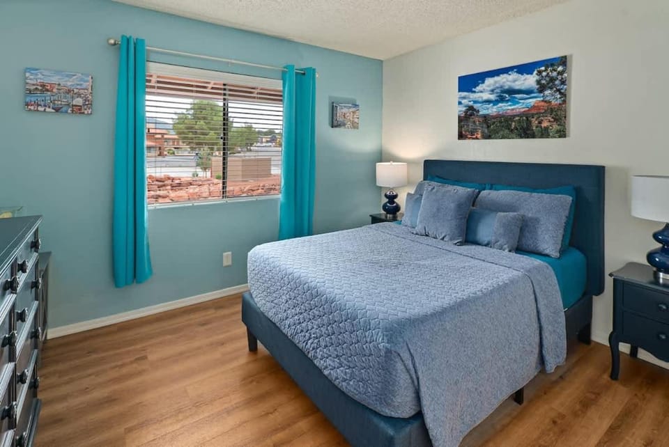 La Casa De Camilla House in Village of Oak Creek