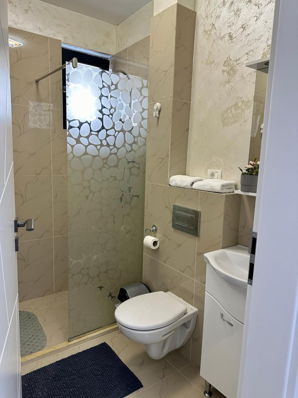 Shower, Toilet, Bathroom, towels