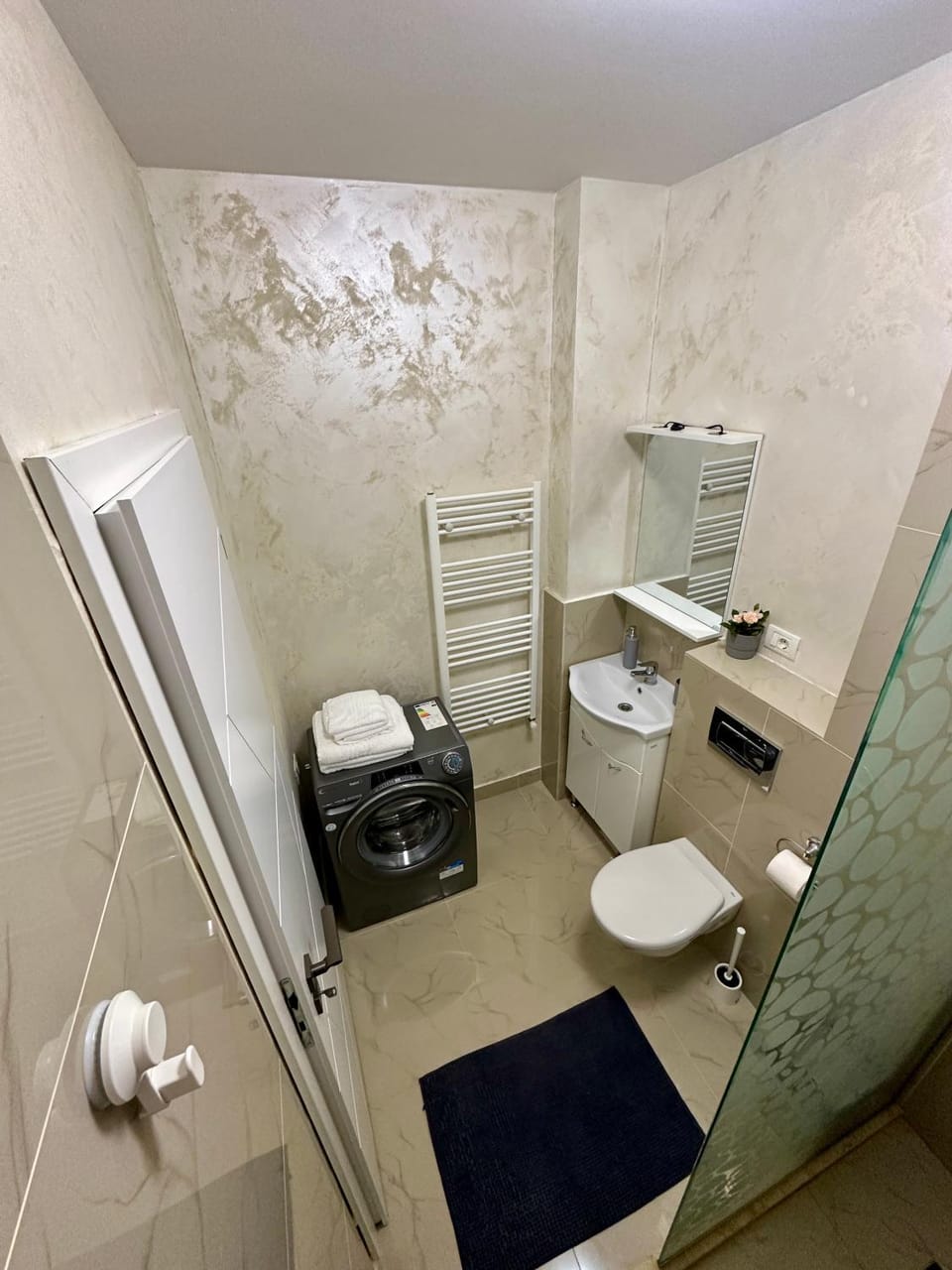 Shower, Toilet, Bathroom, towels, washing machine
