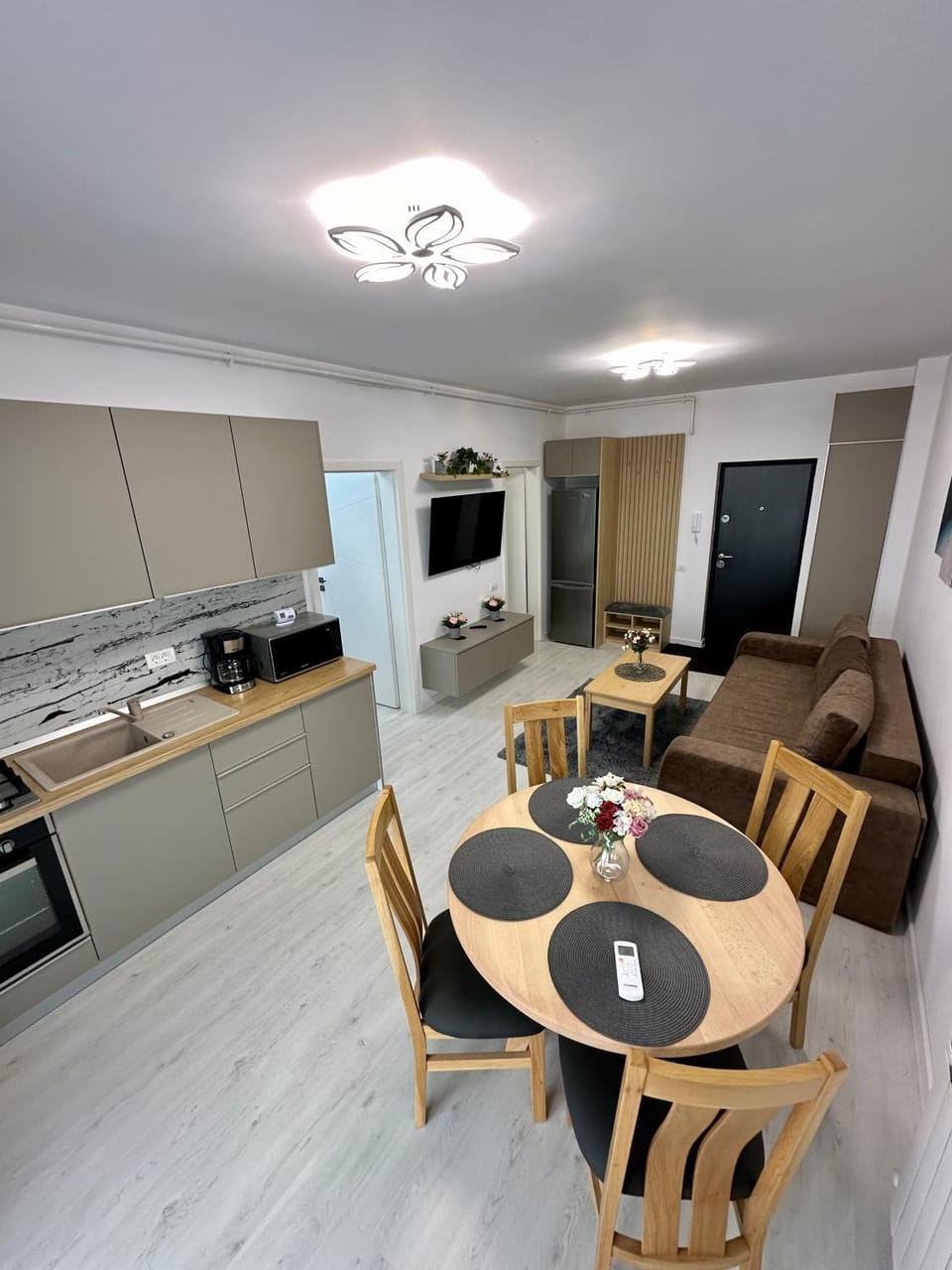TV and multimedia, Living room, Seating area, Dining area, oven, stove