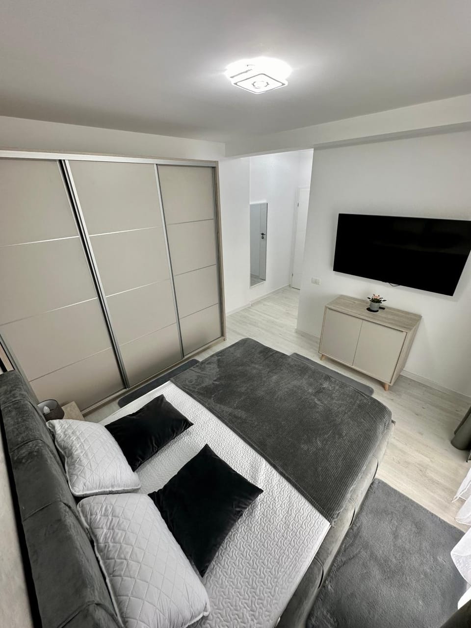 Bed, TV and multimedia, Photo of the whole room, Seating area, Evening entertainment, Bedroom, wardrobe